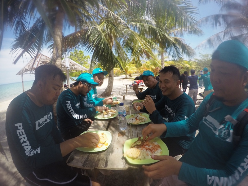 Pertamina Batam makan siang bersama di Pulau Dedap