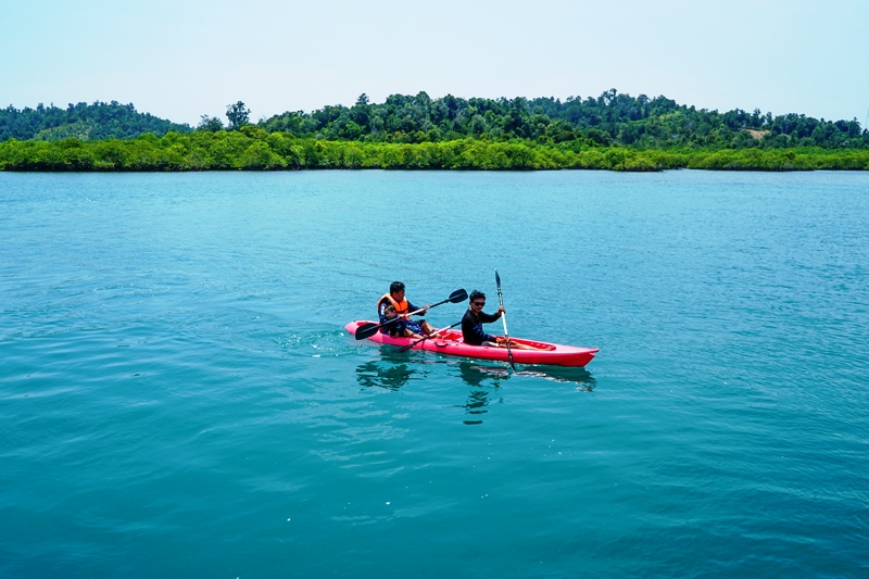 Bermain kayak atau kano di sekitar perairan Pulau Ranoh. 