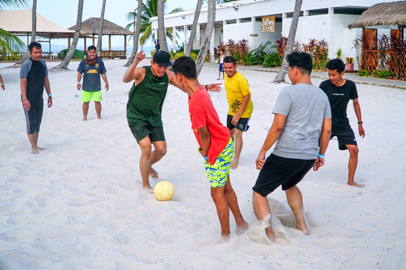 bermain bola kaki di pantai Pulau Ranoh
