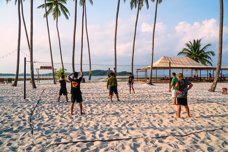 bermain voli di pantai Pulau Ranoh.