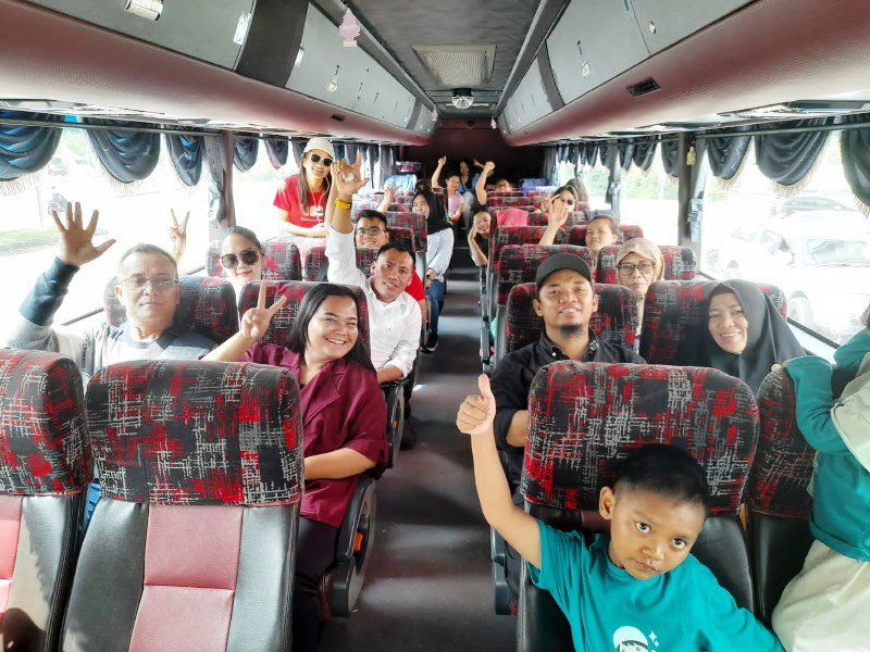 bus yang digunakan selama tour ke Malaysia.