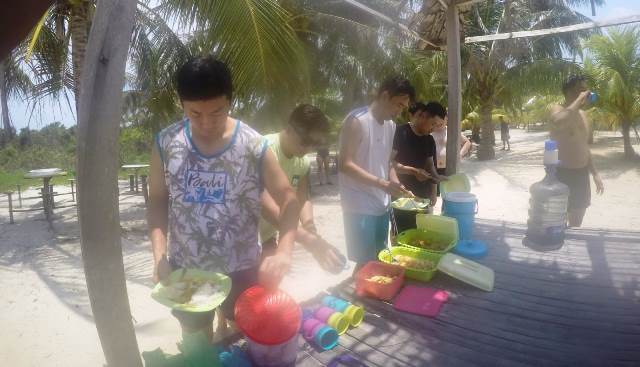 wisatawan korea makan siang di pulau abang
